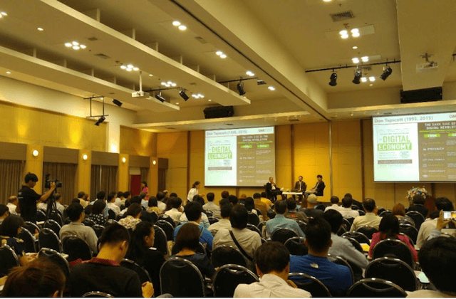 อ.เบิร์ด CP ALL — บรรยายร่วมกับ อ.ธันยวัช เรื่อง Digital Economy